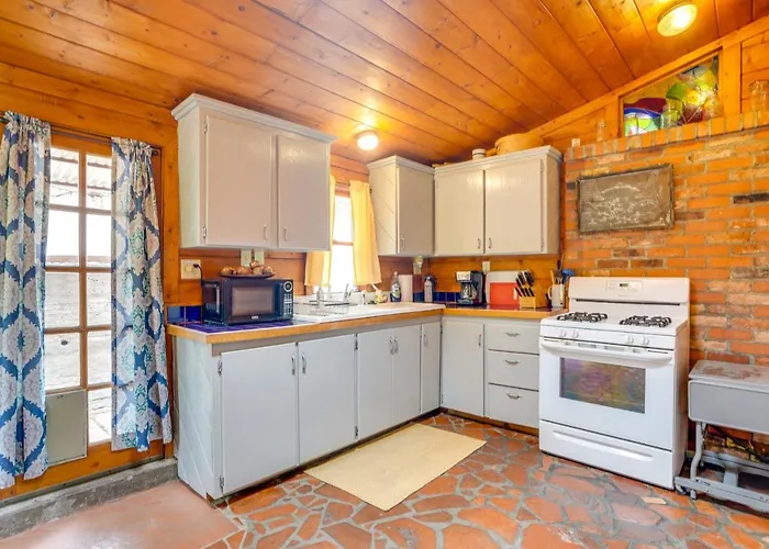 Holiday home Vacation W/ Mountain Views & Sunroom *