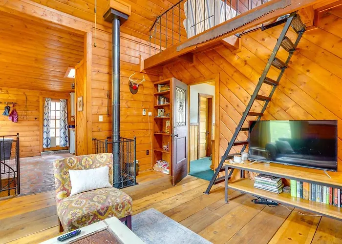 Vacation W/ Mountain Views & Sunroom