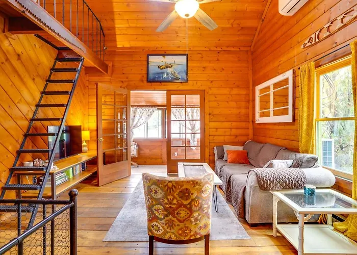 Vacation W/ Mountain Views & Sunroom