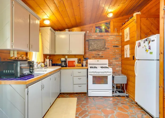 Holiday home Vacation W/ Mountain Views & Sunroom