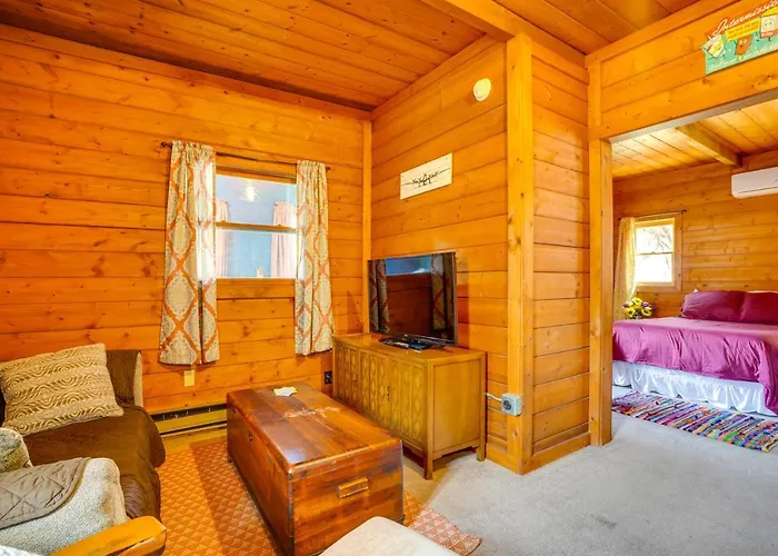 Vacation W/ Mountain Views & Sunroom Bisbee