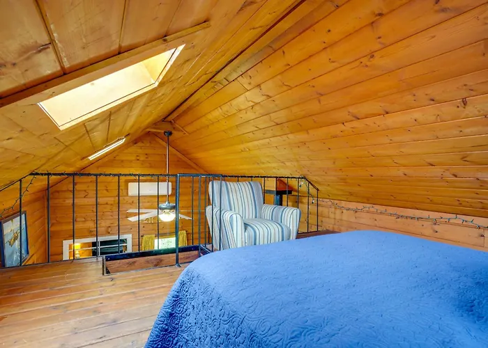 Holiday home Vacation W/ Mountain Views & Sunroom