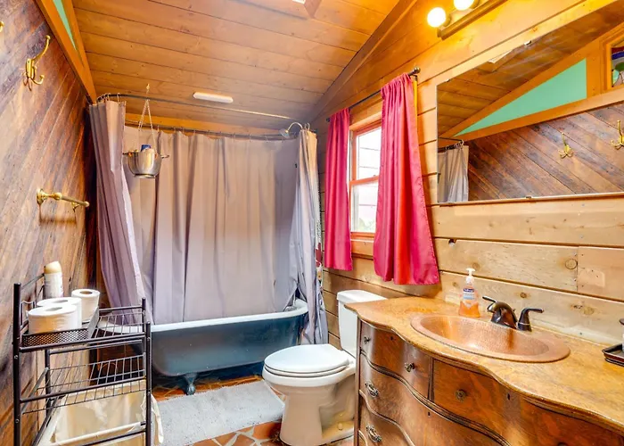 Vacation W/ Mountain Views & Sunroom Bisbee