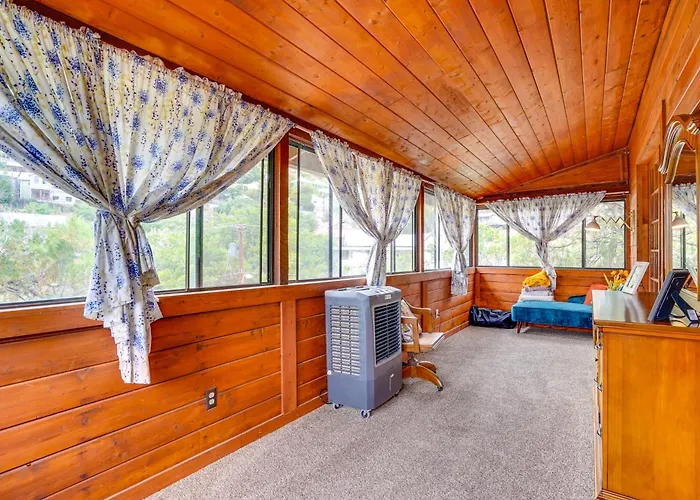 Holiday home Vacation W/ Mountain Views & Sunroom *