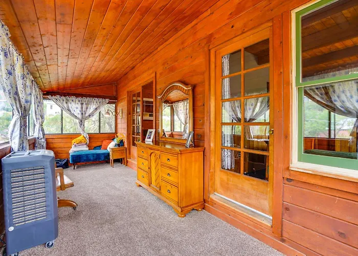 Vacation W/ Mountain Views & Sunroom Holiday home