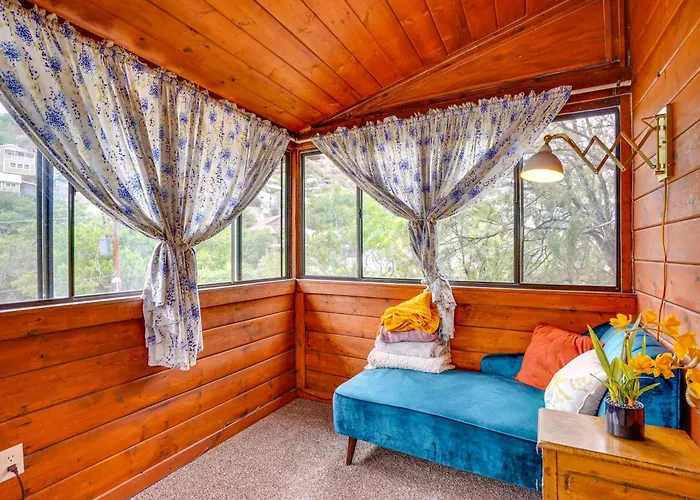 Vacation W/ Mountain Views & Sunroom